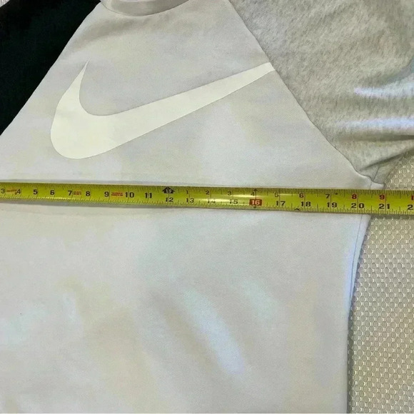 ✨Nike Dri-Fit Tri Color Swoosh Sweatshirt White/Gray Black Size Small crewneck - Picture 8 of 9
